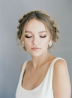 Beleza da noiva: sugestões de make e penteado para noivas românticas. #casamento #wedding #noivas #makeup #bridemakeup #hairstylebridal #penteados #penteadoscasamento #maquiagemcasamento Chignon Updo, Wedding Makeup Looks, Bohol, Day Makeup