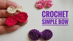 crochet simple bow is shown in three different colors and sizes, with the text'crochet simple bow'above it