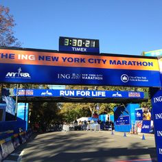 the sign for the new york city marathon is posted at the starting line in this photo