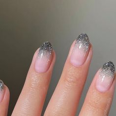 emily zheng • chez nails on Instagram: "Do you prefer with or without flash? “Lazy gradient” featuring silver & black reflective glitters — swipe for the easiest no-tools tutorial 🪩🖤🥂 This mani is a very strong contender for what I’ll actually wear on New Year’s Eve, but I’m not 100% decided yet 🤭 🖤 @salonperfect Flash Back • pr 🪩 @salonperfect Flashing Lights • pr 🌸 @orly Rose Colored Glasses • in my sf #nyenails #newyearsevemakeup #glitternails #reflectiveglitter #easynailart #simplenailart #blacknails #silvernails #elegantnails #almondnails #sparklynails #frenchtipnails #gradientnails #winternails #winternailart #salonperfect new year nails, new year’s eve nail art, glitter nail inspo, black glitter, silver glitter, glitter french tips, elegant nail art, sparkly winter nails, eas Reflective Glitter Nail Art, New Year Sparkle Nails, Black Sparkly Ombre Nails, New Years Nails Color, Black Glitter Fade Nails, Black And Nails Silver, Black And Silver Sparkly Nails, Mew Years Nail Ideas, Black Sparkle Ombre Nails