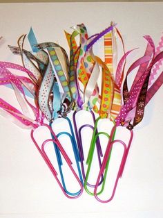 there are many different colored ribbons in the holder