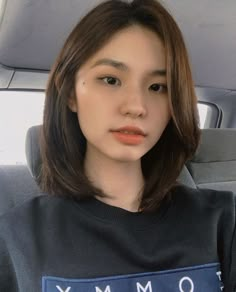 Asian Short Hair Bob Layered Hairstyles, Korean Haircut Short, Asian Short Haircut, Medium Haircut Korean, Short Hair Styles Korea, Korean Short Haircut, Ulzzang Short Hair, Hair Style Korea