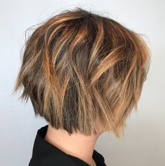 Chin-Length Messy Bob with Caramel Highlights Medium Choppy Bob Hairstyles, Graduated Bob Haircuts Short, Medium Choppy Bob, Short Graduated Bob, Choppy Bobs, Melena Bob, Graduated Bob Haircuts, Choppy Bob Haircuts, Textured Haircut