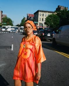 Y2k Outfits Oversized Shirt, Oversized 2000s Fashion, Orange And White Streetwear Outfit, 00s Aesthetic Hip Hop, 90 Hiphop Outfit, 00s Hiphop Outfit, Y2k Rnb Aesthetic, 90s Street Fashion Hip Hop, 90s Oversized Shirt Outfit