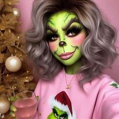 Grinch Face Paint Easy, Diy Halloween Face Makeup, Grinch Inspired Makeup, Grinch Makeup Looks, Grinch Photoshoot, Pregnant Couple Halloween Costumes, Grinch Makeup, Xmas Makeup