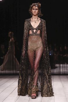 LIVESTREAMING: The Alexander McQueen Fashion Show, ready-to-wear collection Fall Winter 2016 runway show in London Alexander Mcqueen 2017, Alexander Mcqueen 2016, Alexander Mcqueen Ready To Wear, Show Outfits, Alexander Mcqueen Dresses, Mcqueen Fashion, Viktor Rolf, Gwen Stefani, John Galliano