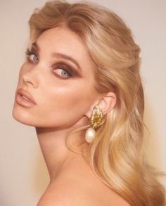 Gold Girl, Gold Aesthetic, Elsa Hosk, Long Blonde, Golden Girl, Tolu, Long Blonde Hair, Eyeshadow Makeup, Gossip Girl