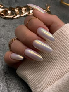 Pearl Nails Inspiration, Almond Nails With Stones, Chrome Nail Designs Almond, White Chrome Acrylic Nails, Pearl White Chrome Nails, Pearl Powder Nails, White Iridescent Nails, Chrome Nails White, Inspirational Nails