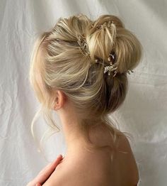 60 Easy Updo Hairstyles for Medium Length Hair in 2022 Jlo Hairstyles Updo, Mid Length Up Do Hairstyles, Md Hairstyles, Cute Updos For Medium Hair, Mob Hair, Cute Updos, Messy Wedding, Loose Bun, High Updo