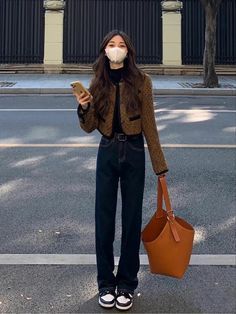 Autumn Korean Outfits Casual, Korean Fashion Dress, Brown Handbag, Ulzzang Fashion, Look Vintage, 가을 패션