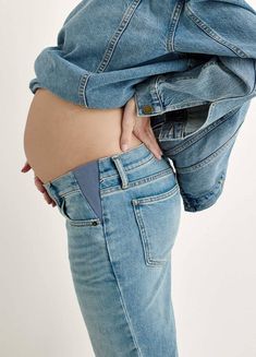 The Crop Maternity Jean – HATCH Collection Maternity Jeans Outfit, Chic Pregnancy Style, Best Maternity Jeans, Maternity Shoot Outfit, Maternity Capsule Wardrobe, Pregnancy Fashion Fall, Chic Style Outfits, Casual Maternity Outfits, Casual Maternity Dress