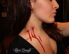 Vampire Bite Makeup Neck, Rhinestone Vampire Makeup, Blood Make Up Look, Halloween Costumes Blood Ideas, Vampire Makeup With Blood, Vampire Diaries Makeup Halloween, Vampire Victim Makeup, Vampire Sfx Makeup, Vampire Costume Women Makeup