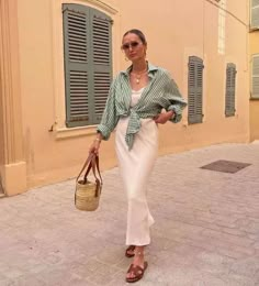 TOP 25 BEST EUROPEAN SUMMER OUTFITS - MUST TRY EURO SUMMER OUTFITS 2024 13 Toscana Outfit Spring, Old Money Pastel Outfits, Office Beach Party Outfit, Italian Summer Street Style, Dubai Summer Outfits, Midi Outfits, Summer Outfits 2024, European Summer Outfits, Outfit Primavera