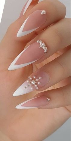 Uñas acrílicas o uñas de gel: ¿cuál de las dos elegir? - ELLE #unhas #nails #unhasdecoradas #manicure #unhaslindas #unhasdasemana #unhasdegel #nailart #o #fibradevidro #nailsdesign #unhastop #unhasperfeitas #unhasmaravilhosas #esmaltes #nail #instanails #esmalte #alongamentodeunhas #unhasnaturais #nailsart #beleza #love #unhasalongadas #unhasdodia #beauty #nailsofinstagram #unhasbemfeitas #unhasdelicadas #pedicure Pearl Nails, Bride Nails, Pink Nail, Elegant Nails, Bridal Nails, Classy Nails, Bling Nails, Pretty Acrylic Nails, Fancy Nails