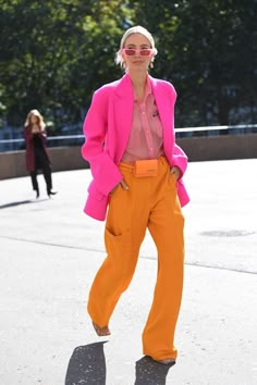 Colourful Office Outfits Women, Exciting Outfits, All Pink Street Style, Street Style Colorful, Colour Street Style, Bold Outfits For Women, Color Fashion, Fashion Outfits Colorful, Fashion Color