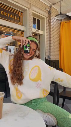 Outfits Colorful, Cute Jumpers, Fall Streetwear, Lemon Print, Coffee Date, Oversized Pullover, How To Pose, Outfit Goals, Colourful Outfits