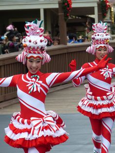 Tokyo Disneyland Christmas Parade Christmas Parade Costumes, Peppermint Costume, Candyman Costume, Disneyland Outfit Winter, Candy Cane Costume, Parade Costumes, Christmas Elf Outfit, Xmas Costumes