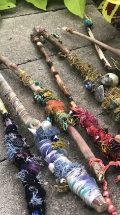 Wiccan Wands, Wall Hanging Ideas, Wiccan Crafts, Witch Wand, Wiccan Decor, Pagan Crafts, Diy Wand, Hanging Ideas, Painting And Drawing