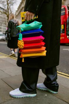 Fashion Recycle, All Black Suit, Street Style Fall, Street Style Bags, London Fashion Week Street Style, Stylish Backpacks, Colorful Bags, The Best Street Style, Bag Ideas