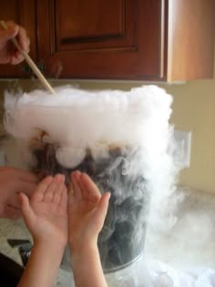 homemade dry ice root beer. fun halloween tradition! Festa Hotel Transylvania, Homemade Root Beer, Root Beer Recipe, Homemade Rootbeer, Halloween Punch, Dulces Halloween, Table Halloween, Halloween Fruit, Hallowen Ideas