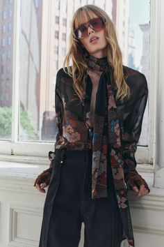 ZW COLLECTION FLORAL PRINT SHIRT - Black | ZARA United States Round Neck Shirt, Cardigan Sweater Dress, Floral Print Shirt, Leather Shirt, Women's Wear, Work Tops, Zara Woman, Blazer Dress, Print Shirt