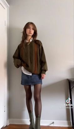 90s Fashion Autumn, Winter Layering Outfits Aesthetic, Fall Outfits Thrift, Fall 90s Outfits, German Fashion Women, Layered Clothes Aesthetic, 90s Fall Aesthetic, Bisexual Aesthetic Outfit, 90s Fashion Fall