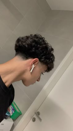 Blowout Fade Men Curly Hair, White Boy Curly Haircut, Curly Haircut Inspo Men, Curly Hair Men Haircut Taper, Curly Low Taper, Taper Fade Wavy Hair, Mid Taper Curly Hair, Blowout Fade Curly Hair, Curly Hair Shape Up Men