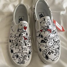 Snoopy Snoopy hand painted Vans Slip-on shoes. All Items is 100% hand painted that use only paint brush, not with a paint pen. They are water-proof, permanent and no fading. When you place an order please allow 3-4 weeks in process to be completed and shipped out. You can also change the colour, enter the name or customize whatever design you like on shoes. Just send us a message. For this Snoopy shoes, each pair may slightly in pattern, you will receive the unique one. Suggest hand wash with so Disney Painted Shoes, Snoopy Shoes, Shoe Art Designs, Shoe Painting Ideas, Shoe Embroidery, Snoopy Art, Vans Shoes Fashion, Hair Bags, Mickey Mouse Shoes