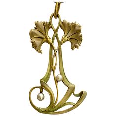 An 18K. Yellow gold pendant, Art Nouveau, attributed to Henry Vever, see The Belle Epoque of French Jewelery 1850-1910, Thomas Heneage & Co Lim. London 1990 page: 207 Paris 1900. weight: 15.58 grams. 2 saltwater pearls of approximately 4 mm (Natural pearls) size: 54 x33x 3. length of necklace: 60 cm. Comes with a certificate from AIG Belgium and with a gold necklace of 60 cm. at the option of the purchaser. In 1900 the world exhibition was held in Paris. All the famous designers of Art Nouveau j Grimoire Aesthetic, Strange Jewelry, Art Nuovo, Fancy Painting, Earthy Art, Art Nouveau Mucha, Jewelry Art Nouveau, Wearable Sculpture, Wire Jewelry Patterns