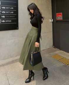 How To Style Green Skirt, Long Skirt Professional Outfits, Green Skirt Aesthetic, Outfit With Green Skirt, Green Long Skirt Outfit, Long Green Skirt Outfit, Green Skirt Outfit Ideas, Green Skirt Outfit, Green Skirt Outfits