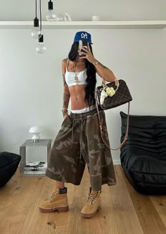 Homeless Outfit Style, Club Wear Outfits, 90s Style Aesthetic, Tomboy Streetwear, Women Street Wear, Tomboy Stil, Pakaian Hipster, Hipster Aesthetic, Tomboy Outfit