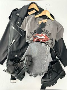 • Campera over eco cuero St. Marie (Medidas: 56cm sisa 88cm largo ) $90000 • Remera rolling stones (Medidas: 50cm sisa 60cm largo) $18600 • Gafas black (material orgánico,con filtro UV y sin aumento) $26000 • Short pollera botones ( Disponible en celeste,gris y negro;del talle 36 al 40) $35000 • Borcegos Akila (Disponible del talle 35 al 39) $48000 Grunge Chic Outfits, Short Pollera, Shoes Outfit Fashion, Causual Outfits, Streetwear Fashion Women, Alternative Outfits, Goth Outfits