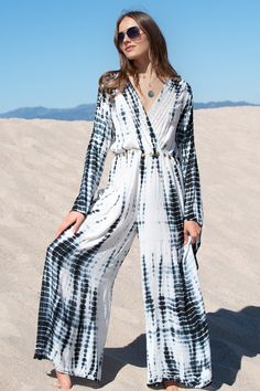 Tie Dye Dress Outfit, Mode Batik, Shibori Dress, Tie Dye Fashion, Simple Kurti Designs, Tie Dye Jumpsuit, Jumpsuit Chic, Tie Dye Outfits, Dress Indian Style