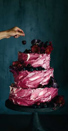 The Prettiest & Unique Wedding Cakes We’ve Ever Seen - Fabmood | Wedding Colors, Wedding Themes, Wedding color palettes Wedding Cake Minimalist, Contemporary Wedding Cakes, Wedding Cake Pictures, Simple Wedding Cake, Modern Wedding Cake, Fashion Cakes, Beautiful Wedding Cakes