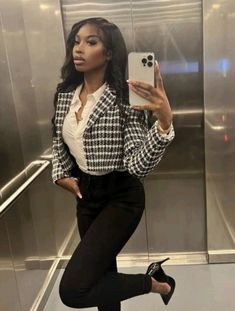 Skinny high waist black pants, white shirt,  scotch black and white crop jacket and black stilettos. Certified style. Outfit Elegantes, Business Professional Outfits