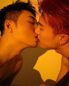 Gay Aesthetic, Men Kissing, Human Poses Reference, Human Poses, Poses References, Body Poses, Pose Reference Photo, Body Reference, 인물 사진