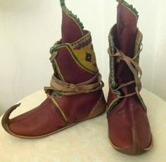 THIS SHOES ARE CUSTOM MADE TO YOUR SPECIFIC DIMENTIONS. These boots has a special production technique that comes from old times. Has a history of 700 years earlier Ottoman.This shoes are totally handmade and made from natural leather. The dyes used are vegetables and root dyes .(no chemical )Hand stıch and used cotton threats. There are several types of leather we used in making the shoes.For the bottom part, Buffalo or Calf leather.For the upper part, Goat leather in used. For inside Sheep or Indian Boots, Shoe Ottoman, Stylo Shoes, Medieval Boots, Medieval Shoes, Leather Working Projects, Century Shoes, Historical Shoes, Indian Shoes