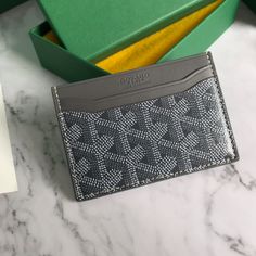 Goyard ♛ Card holder   Must-have item for daily collocation  G0YARD (Goya) was established in 1853 and has a history of more than 160 years. The fabric is made of hemp, cotton and hemp fibers, and then coated with glossy aldose. It is waterproof, strong and durable. It is popular among stars, royal families, The favor of the nobles   Custom-made smooth leather with exclusive wallet ✅Diagonal stitching is perfect✅The inner yellow part is custom-made top layer cowhide【⚠️Non-superfiber❌Non-split le Go Yard Wallet, Goyard Card Holder, Goyard Wallet, Accessories Business, Lv Purse, Commuter Bag, Royal Families, Lv Handbags, Birthday Wishlist