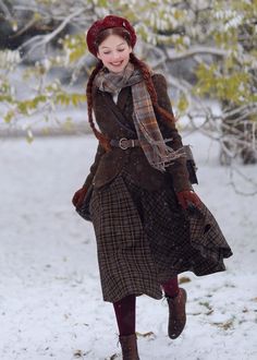 "Thanks for @rebecca_lord_art wearing Xiaolizi's wool plaid skirt. DETAILS: * 30% wool, 30% fiber, 40% polyester * fully satiny liner * Two side pockets * Back zip closure * pleated skirt, circle skirt * Swing wool skir * High waist wool skirt * below the knee skirt * Perfect for Winter, autumn * Learn more about the items From the FAQs on the page bottom * More plaid: https://etsy.me/47FgZOr ★★Mode size Height 170 cm (5′ 6″) Bust 90 cm (35\") Waist 70 cm (27\") She wears size S CUSTOM MADE SERVICE If you * Change other color * Can't find your size in our size Chart * Change the Style * Change the length * Your Height is not Between 5'1\" - 5\"9\" * Your weight is not Between 47 kg - 75kg I can do it for you, It will need some extra fee depending on on your need. Contact with me for more d Retro Winter Fashion, Me As A Style, Steampunk Winter Outfit, Victorian Winter Clothes, Cute Autumn Outfit, 1950s Autumn Fashion, Vintage Christmas Outfits For Women, Hippy Business Casual, Winter Dark Academia Fitted Skirt