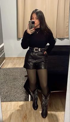 Black Western Outfit, Country Fall Outfits, Cowboy Boot Outfits, Outfit Botas, Cowgirl Boots Outfit, Cowgirl Style Outfits, Country Style Outfits, Mode Zara, Western Wear Outfits