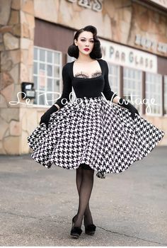 vintage retro elegant black and white hound's-tooth high waist full skirt Vintage Pinup Outfits, Rockabilly Outfits For Women, Pin Up Goth, Pinup Outfits, 50s Style Outfits, Mode Rockabilly, 50s Outfits, Pinup Style, Pin Up Outfits