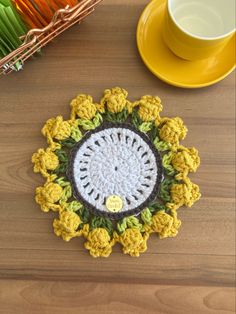 porta copos de crochê Crochet Butterfly Applique, Easter Crochet Patterns Free, Tshirt Quilt Pattern, Crochet Jar Covers, Butterfly Applique, Crochet Patterns Free