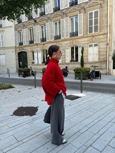 The model is wearing a one size, and is 1.65m tall.   Composition: 10% wool, 10% viscose, 65% polyacrylic, 15% polyamide. Clothes Fall 2024, How To Style Red Sweater, How To Style A Red Sweater, Pull Aesthetic, Red Two Piece Outfit, Outfit Pull, Pet Tortoise, Red Ootd, Red Sweater Outfit