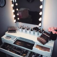 ♔ @blessedprincesa https://m.youtube.com/watch?v=1nAShWqtLEw&feature=youtu.be Organizer Ideas, Vanity Design, Lots Of Makeup