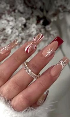 Winter Nails Gingerbread, Chr Christmas Nails, Nail Inspo Trendy Christmas, Christmas Acrilycs Nails, Gel X Winter Nails, Nail Winter 2024 Trends, Winter Bday Nails, Elegant Xmas Nails, Red Christmas Nails Designs