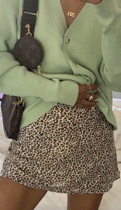 Green And Cheetah Print Outfit, Animal Print Outfits Aesthetic, Cheetah Print Skirt Outfit, Cheetah Skirt Outfit, Editorial Outfits, Pastel Cardigan, Cheetah Print Skirt, Bold Outfits, Outfits 2000s