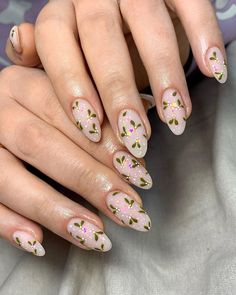 UNGHIE CORTE Le idee Nail Art più belle e come scegliere la forma Mistletoe Nails, December Nails, Red Polish, Holiday Nail Art, Gold Tips, Nail Art Ideas, Accent Nails, Beautiful Nail Art, Classy Nails