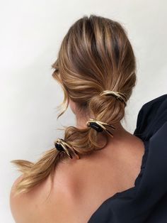 Chain Ponytail, High Fashion Ponytail, Editorial Ponytail, Voluminous Claw Clip, High Ponytail Editorial, Glam Boho, Hair Acessories, Fall Hair Trends, Halo Headband