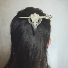 Crow skull-shaped hair pin. It is made of resin and holds the hair perfectly without moving, it is also not very heavy. We make the pins to order and in a personalized way, we can paint the skull according to your preferences and add your favorite symbols or runes. If you would like to have your pin totally personalized, when you place the order write us to explain how you would like us to paint it, we will be happy to make your proposal! And if you have any questions about how to place the orde Skull Hair Pin, Skull Hair Clip, Crow Skull, Taehyung Abs, Hair Jewellery, Skull Clothing, Witchy Fashion, Beautiful Calligraphy, Bird Skull