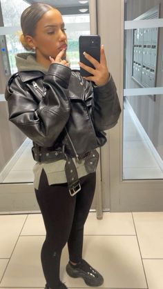 700 Yeezy Outfit Women, Nike React Vision Outfit, Outfit Legging Noir, Ootd Legging, Yeezy Outfit Women, Velour Outfits, Runners Outfit, Yeezy Outfit